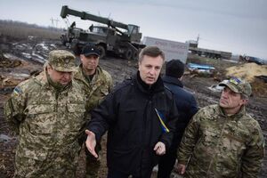 Наливайченко (в центре) считает, что финансирование оборонных нужд должно быть адресным