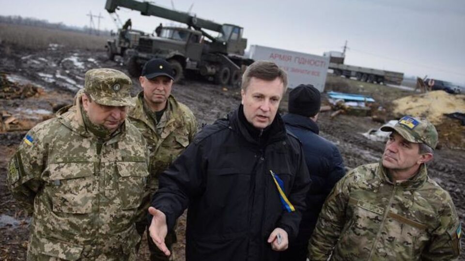 Наливайченко (в центре) считает, что финансирование оборонных нужд должно быть адресным