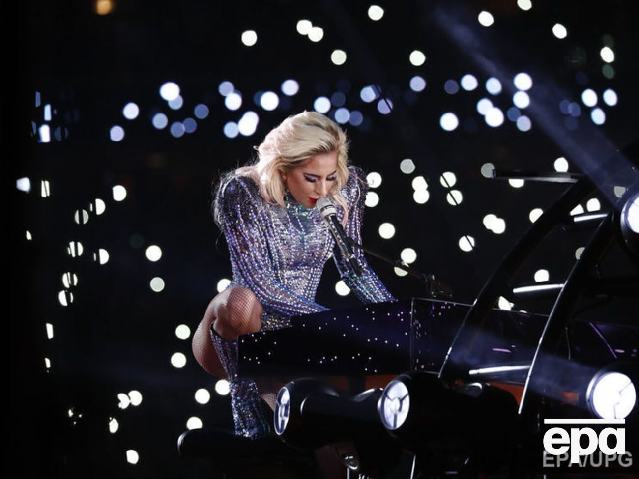 Западные СМИ разошлись во мнениях, есть ли скрытые послания в выступлении Леди Гаги и достаточно ли их