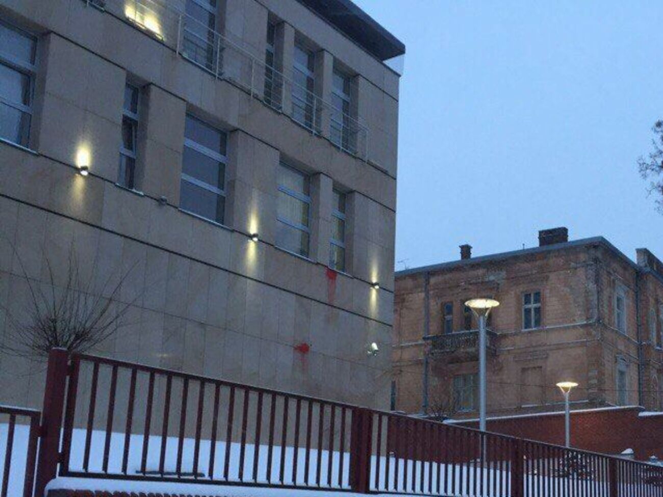 Сегодня неизвестные поставили на здании генконсульства Польши во Львове несколько пятен красного цвета