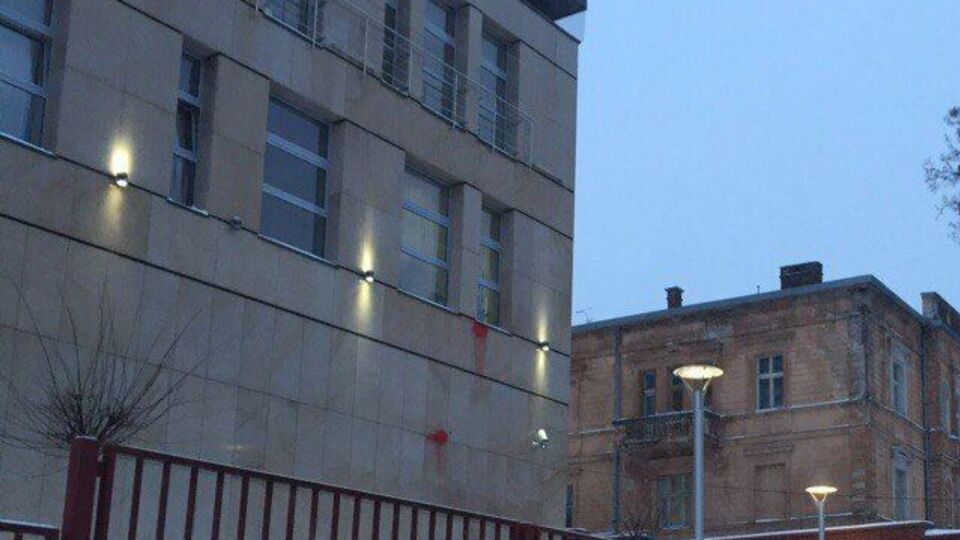 Сегодня неизвестные поставили на здании генконсульства Польши во Львове несколько пятен красного цвета