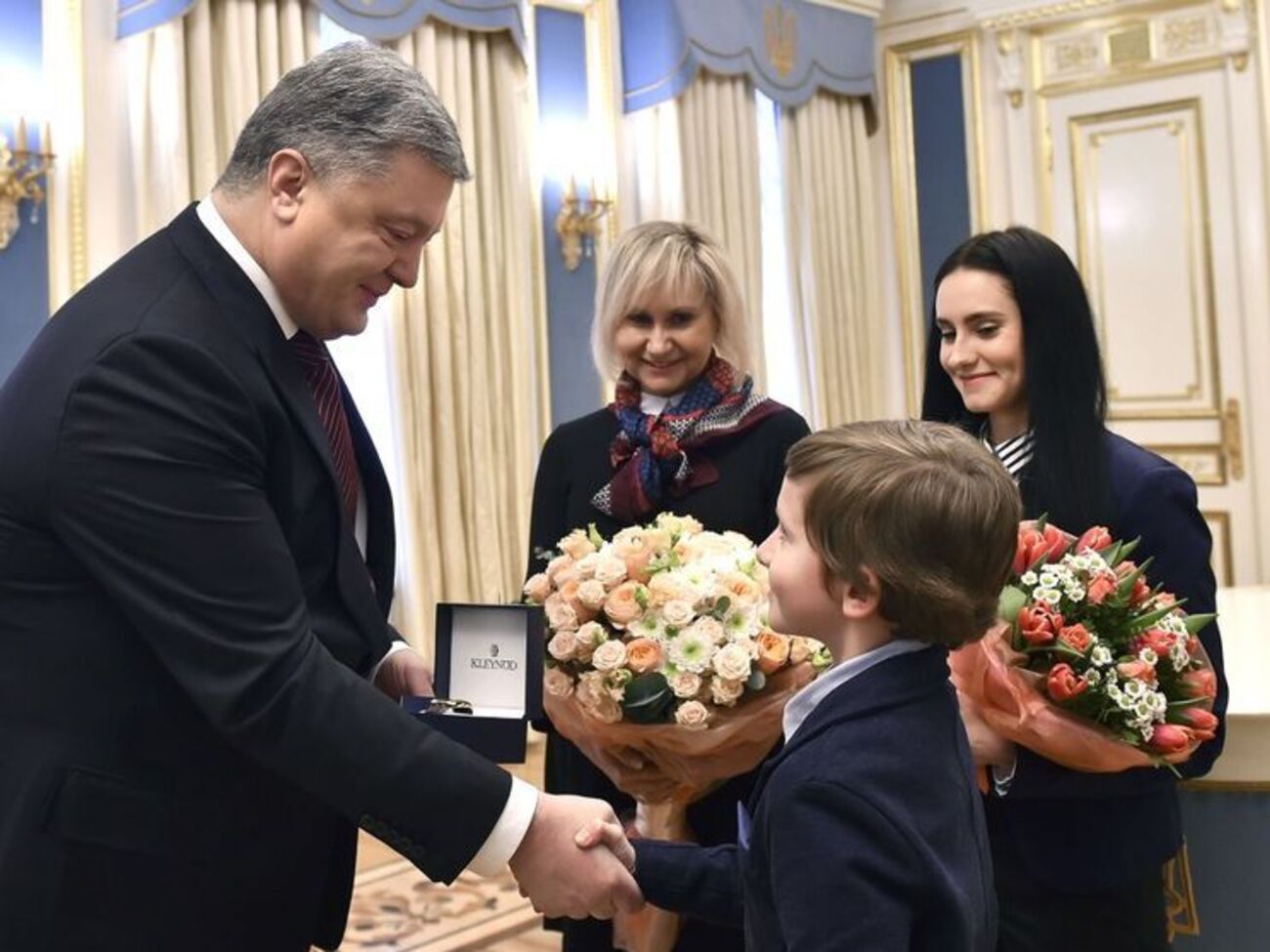 Порошенко вручил сыну Романа Сущенко президентские часы в память о встрече