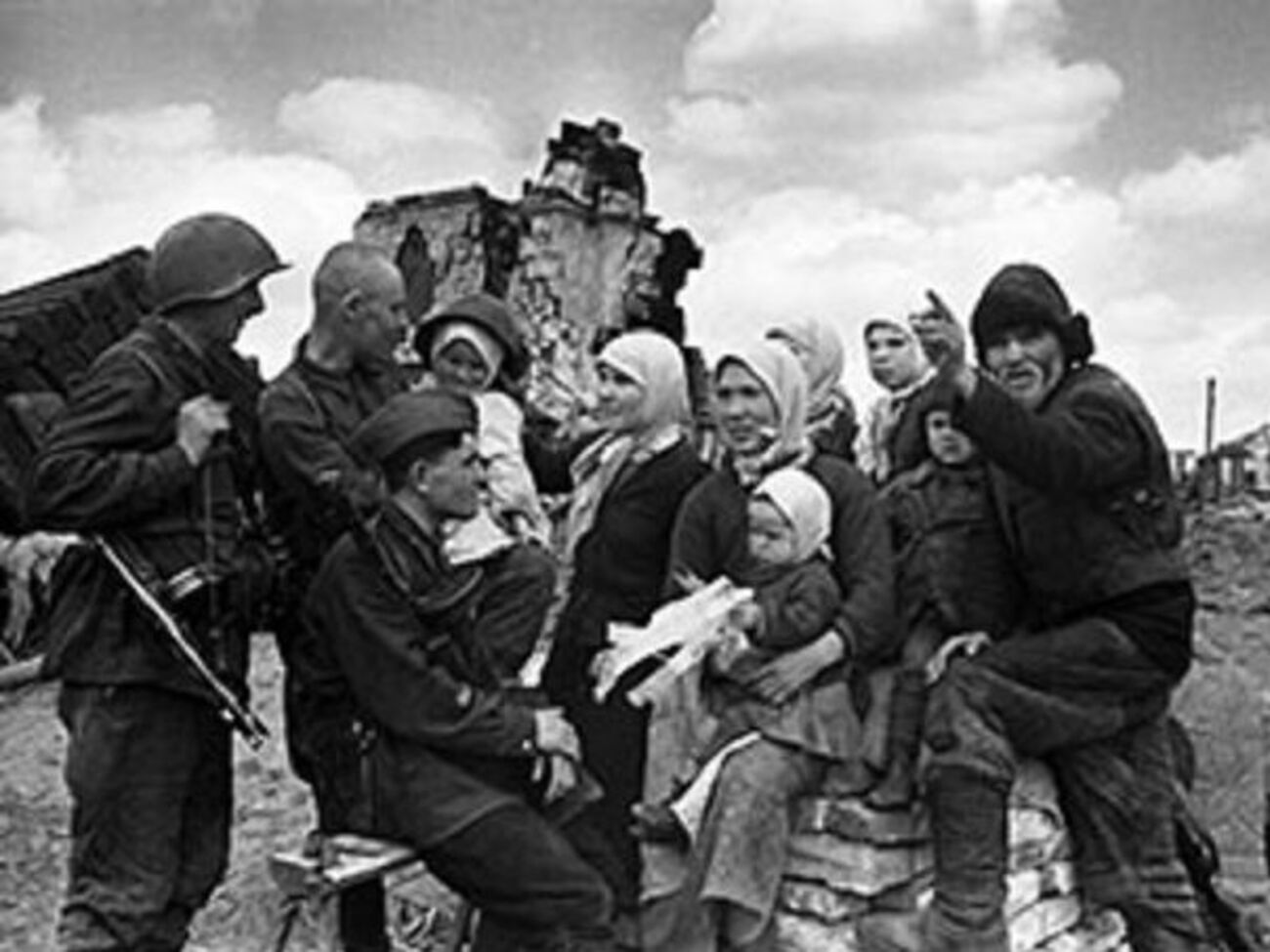 Автоматчики одной из частей Воронежского фронта во время разговора с семьей из села Избицкое Харьковской области. Февраль 1943 года