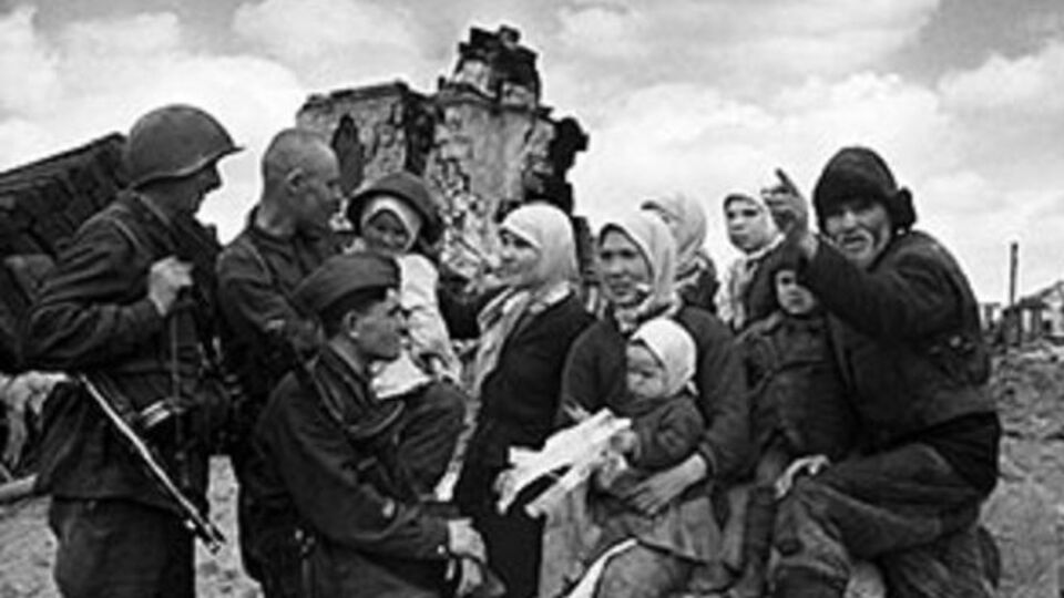 Автоматчики одной из частей Воронежского фронта во время разговора с семьей из села Избицкое Харьковской области. Февраль 1943 года