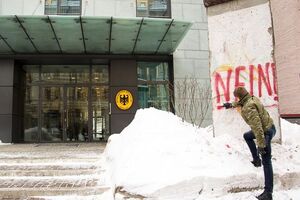 Гончаренко написав фарбою слово "Nein" на фрагменті Берлінської стіни біля будівлі посольства в Києві