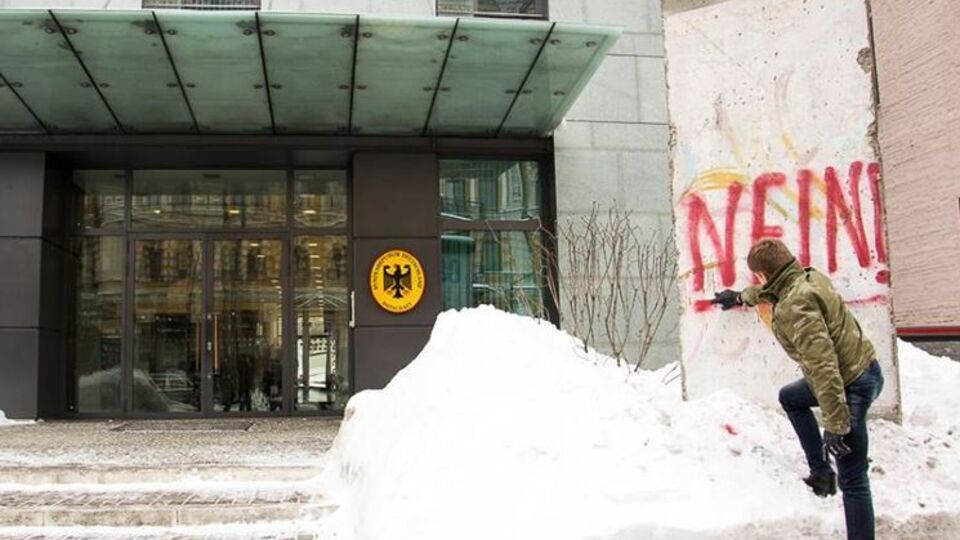Гончаренко написав фарбою слово "Nein" на фрагменті Берлінської стіни біля будівлі посольства в Києві