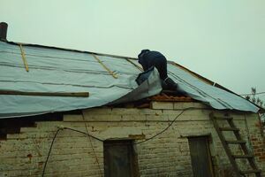 Співробітники ДержНС допомагають населенню відновлювати зруйновані будинки