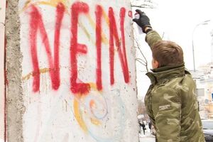 Кузьменко: Смотришь на этого великовозрастного, и при том не без высокомерия на холеном лице, Лешу – и задаешься вопросом: о чем думала эта голова, когда решила сказать "Nein" здравому смыслу?