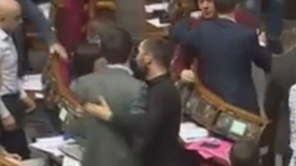 Лещенко та Мельничук влаштували бійку в Раді