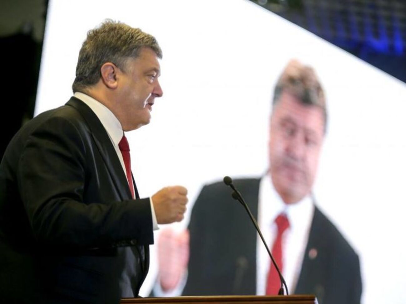 Порошенко: Проведення виборів на окупованій території в присутності іноземних окупаційних військ є абсолютно неможливим