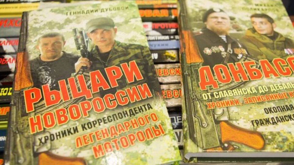 На виставці у Мінську було представлено книги "Лицарі Новоросії. Хроніки кореспондента легендарного Мотороли" Геннадія Дубового і "Донбас: від Слов'янська до Дебальцевого" Михайла Полікарпова