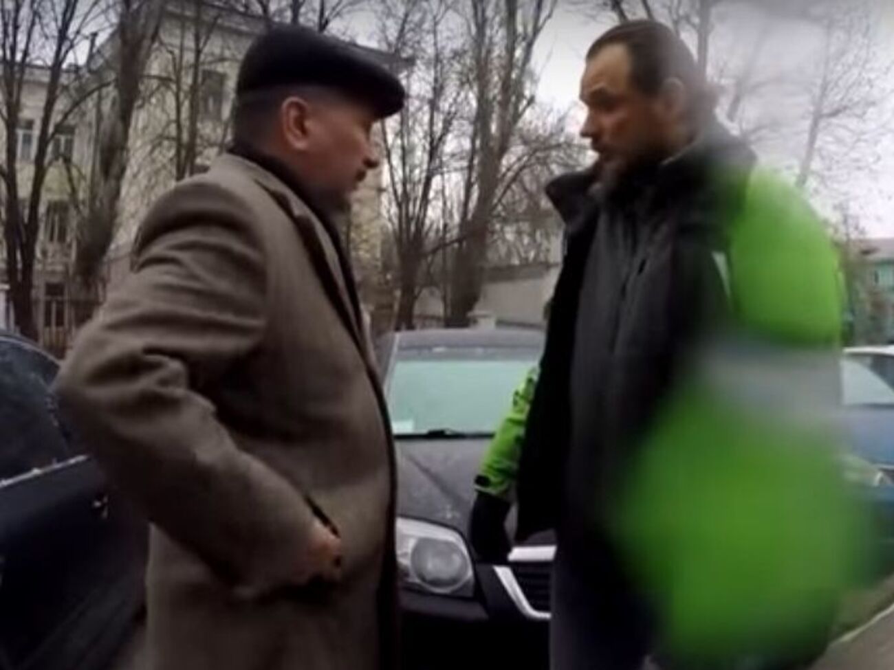 В Херсоне произошла потасовка между активистами и мэром Николаенко (на фото слева)