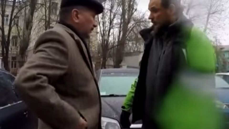 В Херсоне произошла потасовка между активистами и мэром Николаенко (на фото слева)