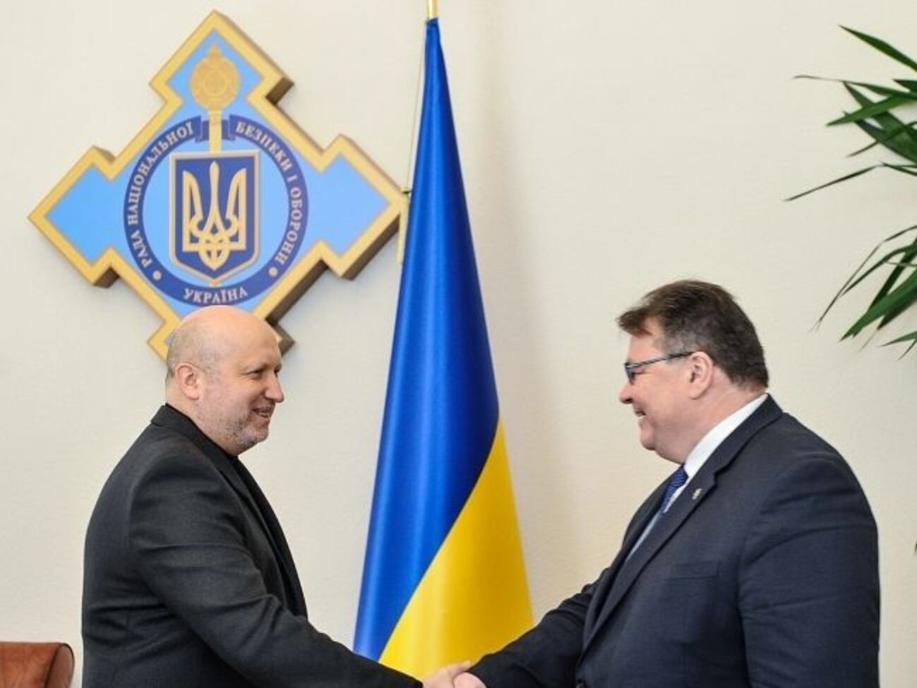 9 февраля Турчинов (на фото слева) встретился с Линкявичюсом