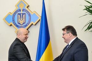 9 февраля Турчинов (на фото слева) встретился с Линкявичюсом