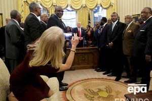 Позу Конвей, у якій вона фотографувала Трампа та присутніх на зустрічі з ним, висміяли в соцмережах