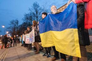 В Варшаве крымские татары, украинцы, поляки и россияне протестовали против оккупации Крыма Россией