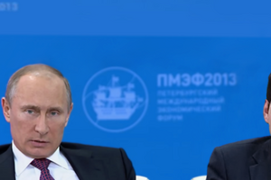 Владимир Путин и Инал Ардзинба на Петербургском международном экономическом форуме в 2013 году