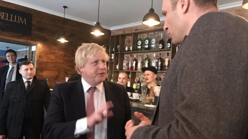 Джонсон перебуває з візитом у Києві