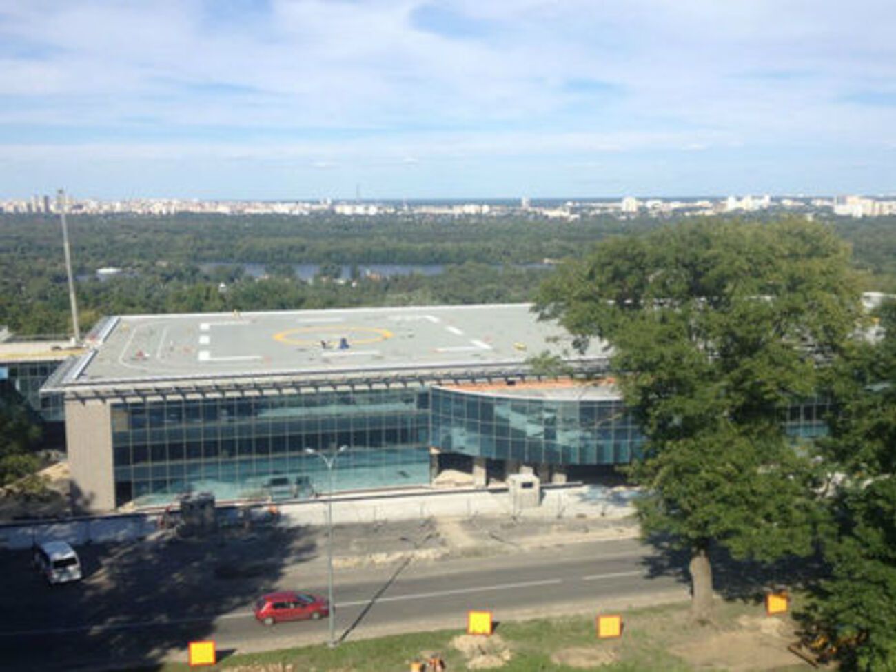 Слідчі проводять обшуки на вертолітному майданчику на Парковій алеї