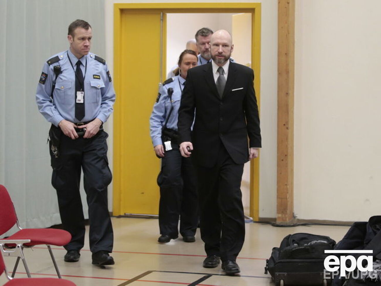 Содержание в трехкомнатной камере с телевизором, компьютером без доступа в интернет и приставкой Брейвик считает "пыткой"