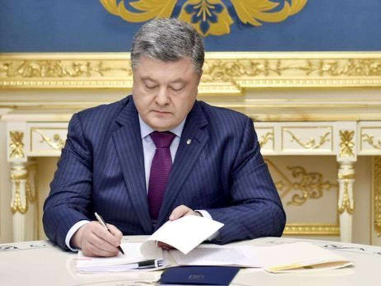 Порошенко и Франк-Вальтер Штайнмайер провели телефонный разговор, в ходе которого обсудили ситуацию на Донбассе