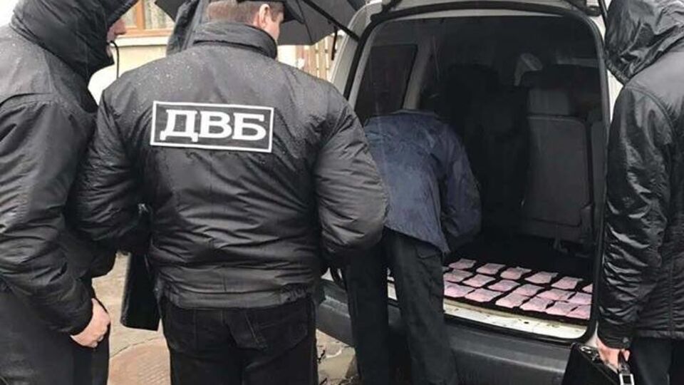 Полицейский задержан при получении взятки