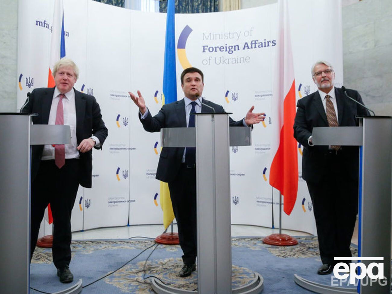 Глави МЗС Польщі Ващиковський (праворуч) і Великобританії Джонсон (ліворуч) запропонували Клімкіну (в центрі) новий формат переговорів по Донбасу