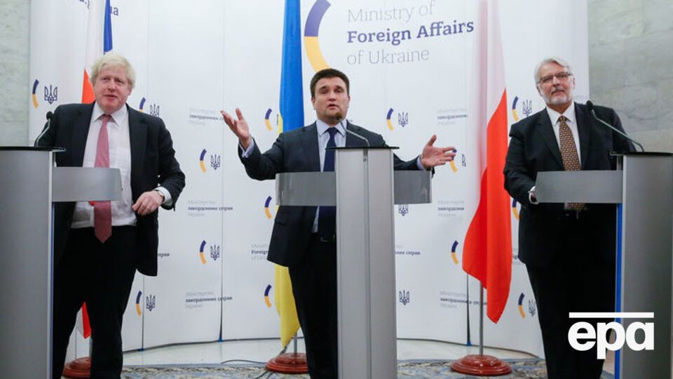Глави МЗС Польщі Ващиковський (праворуч) і Великобританії Джонсон (ліворуч) запропонували Клімкіну (в центрі) новий формат переговорів по Донбасу