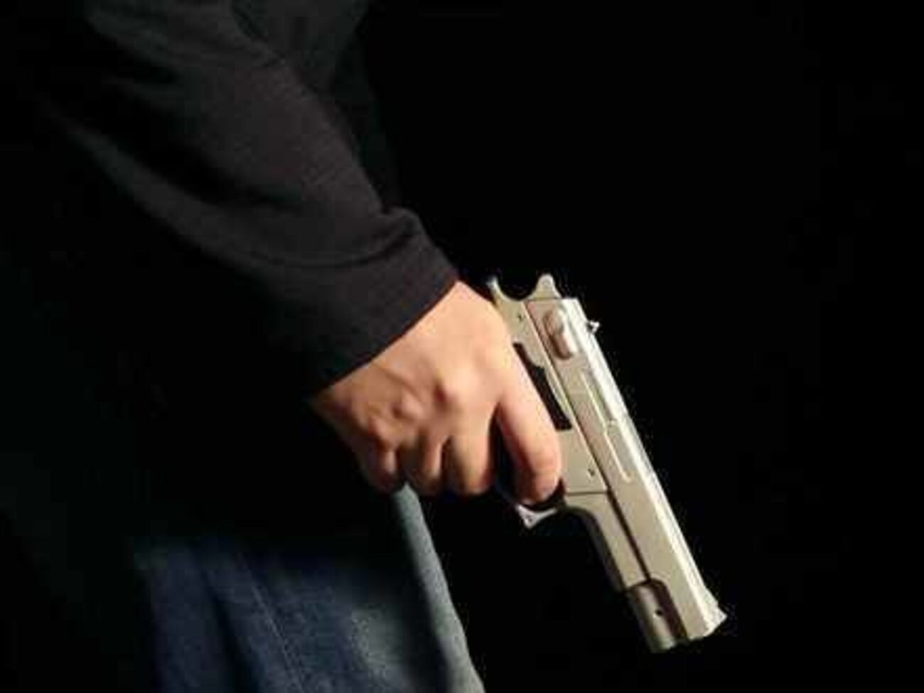 Незнайомці, погрожуючи предметом, схожим на пістолет, вихопили у потерпілого рюкзак з грошима і втекли з місця події