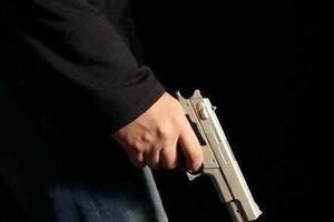 Незнайомці, погрожуючи предметом, схожим на пістолет, вихопили у потерпілого рюкзак з грошима і втекли з місця події