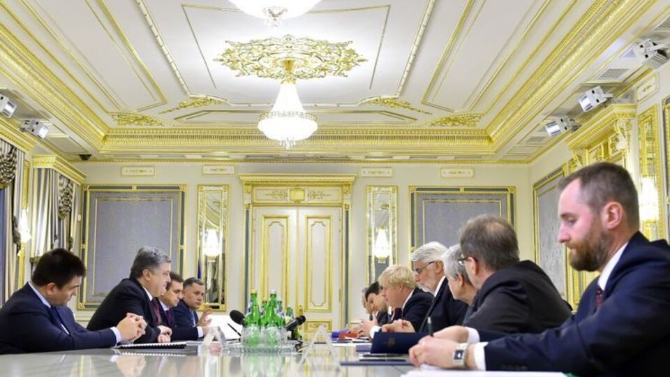 Порошенко провел встречу с Джонсоном и Ващиковским