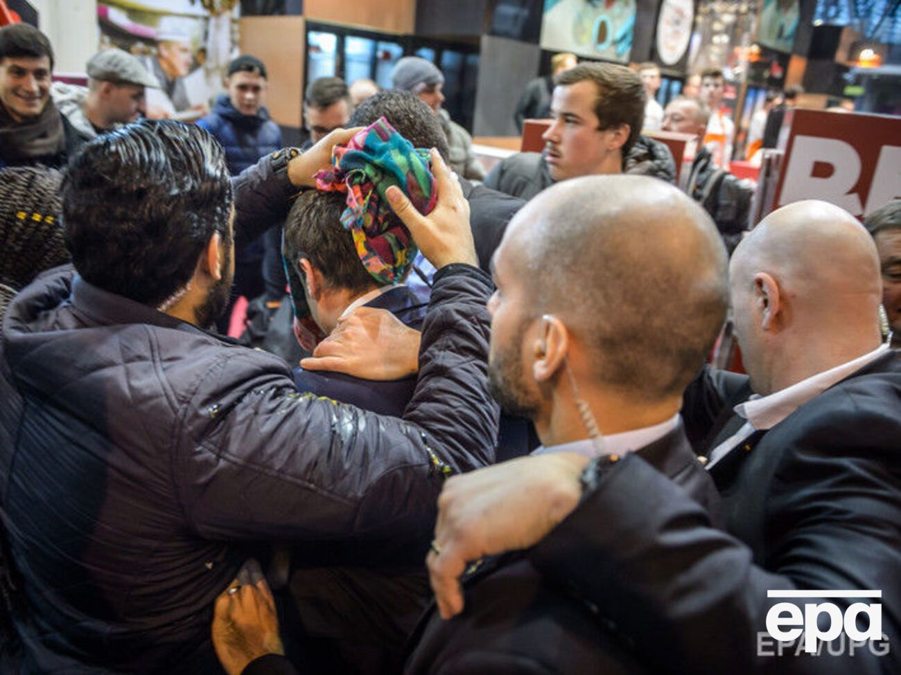 Брошенное неизвестным яйцо&nbsp;попало Макрону в лицо