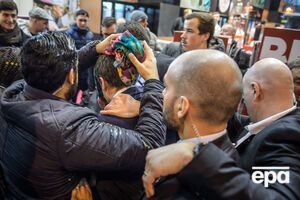 Брошенное неизвестным яйцо попало Макрону в лицо