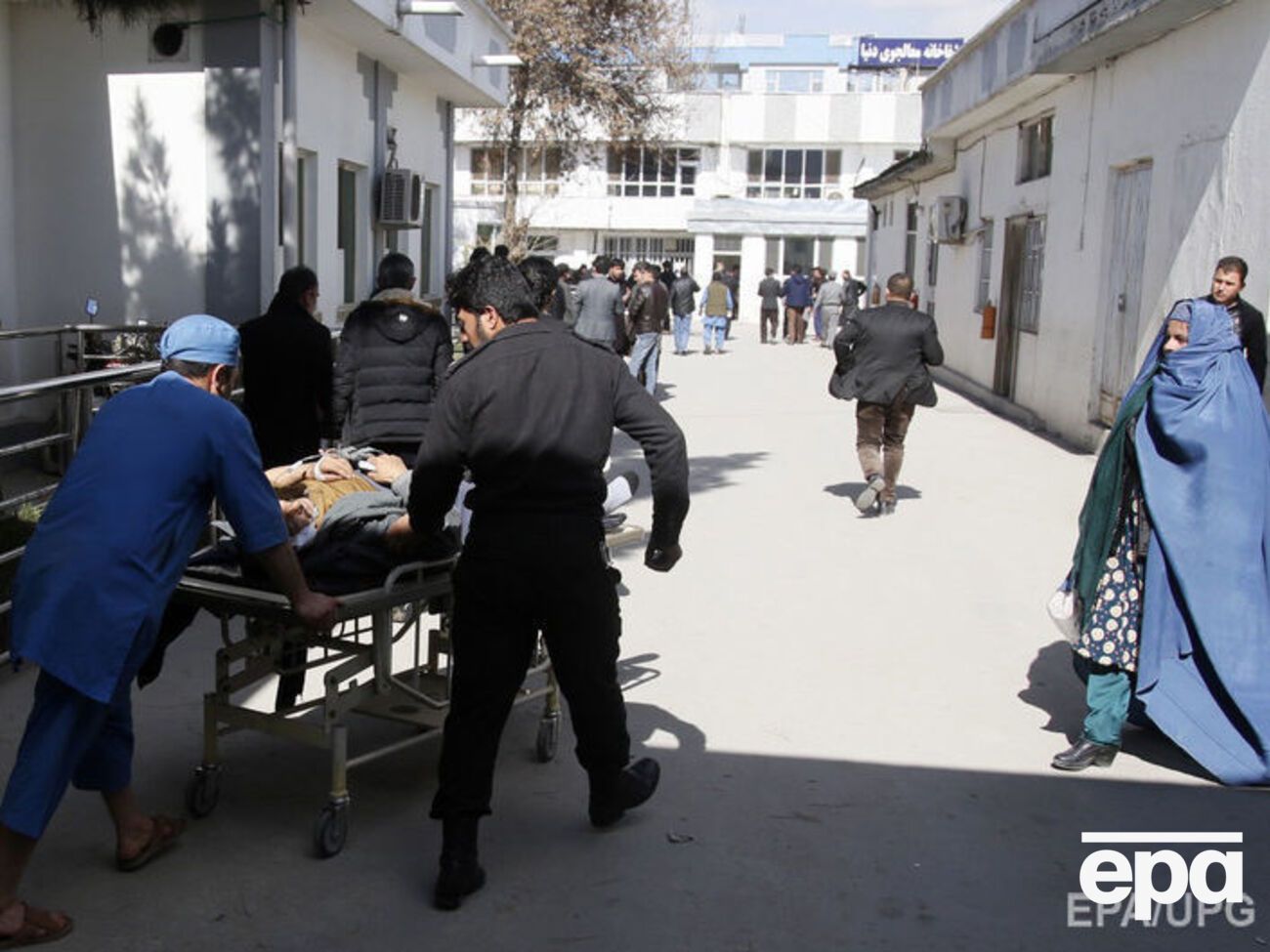 Более 100 человек ранены в результате взрывов и перестрелок в Кабуле