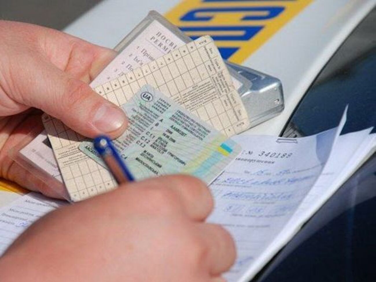 Зараз українські посвідчення на російські в окупованому Криму міняють безкоштовно, не складаючи іспитів