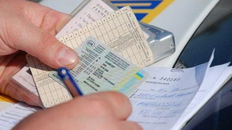 Зараз українські посвідчення на російські в окупованому Криму міняють безкоштовно, не складаючи іспитів