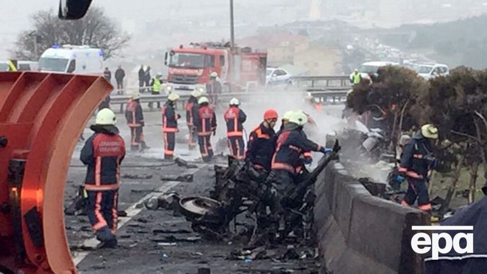 На борту вертолета находилось семь человек