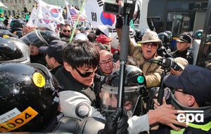 Столкновения в столице Южной Кореи начались после того, как Конституционный суд страны утвердил импичмент президенту Пак Кын Хе