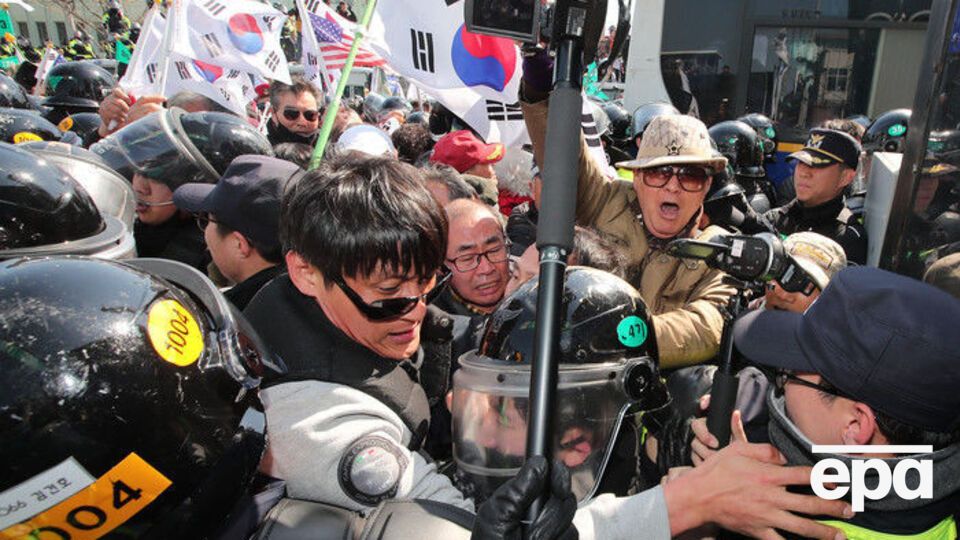 Столкновения в столице Южной Кореи начались после того, как Конституционный суд страны утвердил импичмент президенту Пак Кын Хе