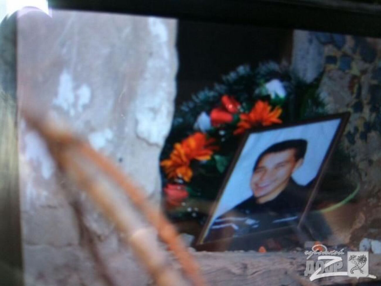 Перед самогубством чоловік поставив біля будинку вінок із власною фотографією