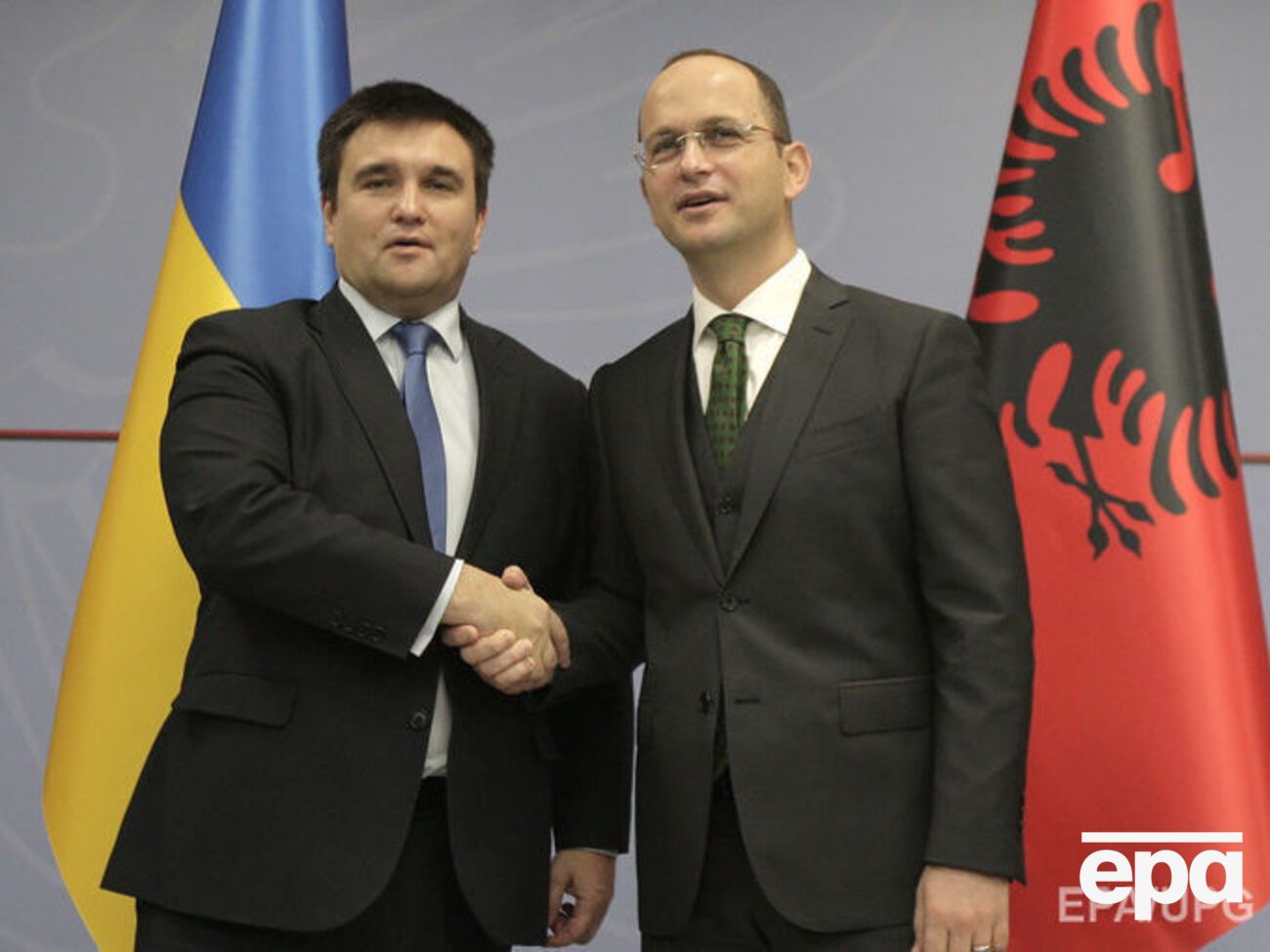 Глави МЗС України і Албанії Павло Клімкін та Дітмір Бушаті підписали угоду щодо безвізу в листопаді 2016 року