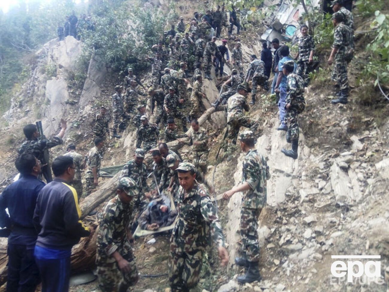 Военные и местные жители эвакуируют пострадавших