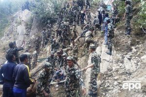 Военные и местные жители эвакуируют пострадавших