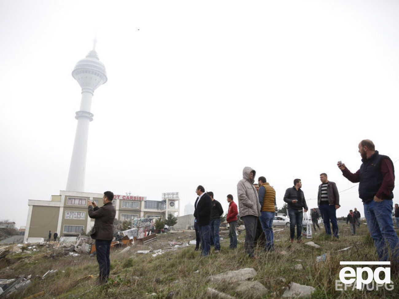 Вертолет зацепил телевышку
