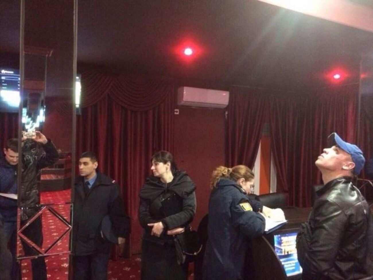 Полицейские прибыли к месту перестрелки