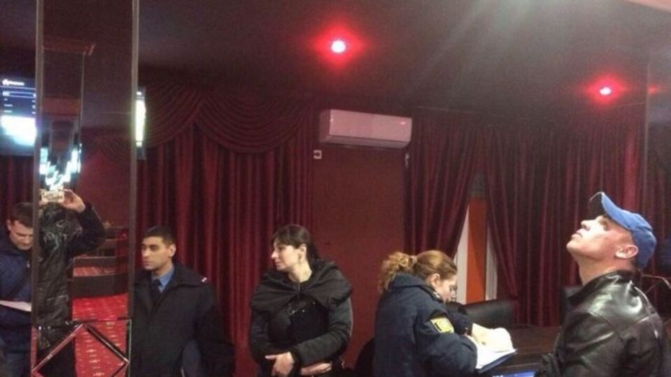 Полицейские прибыли к месту перестрелки