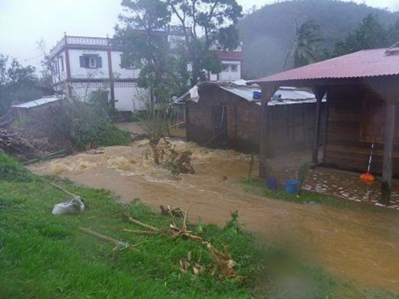 Энаво обрушился на северо-восток Мадагаскара во вторник