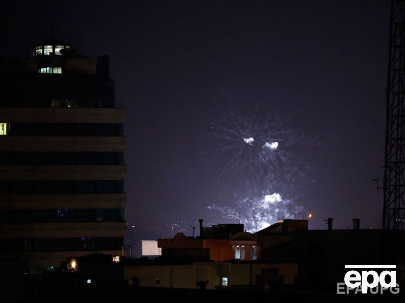 На перський Новий рік іранці за традицією запускають феєрверки