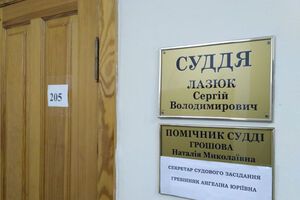Скандальный судья вернулся в свой кабинет